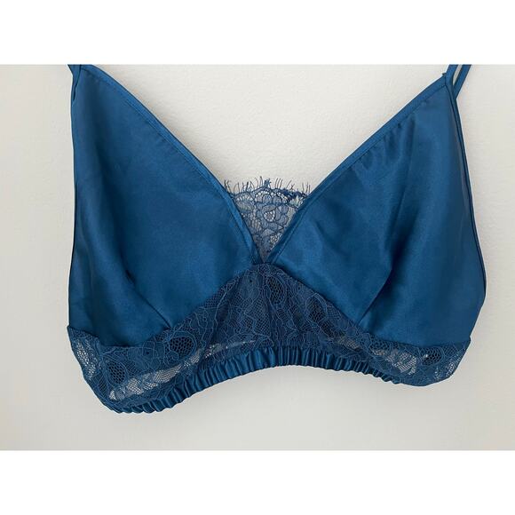 Frederick's of Hollywood Blue Lace Bralette Adjustable Button Sexy Size Small - Picture 3 of 7